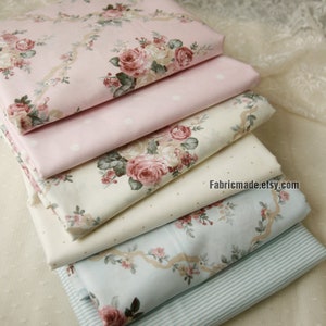 Tessuto di cotone con fiori rosa e crema blu - 1/2 iarda