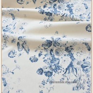 Puede incluir: Tela blanca con un patr&oacute;n floral azul. La tela tiene una textura sutil y una apariencia ligeramente arrugada. El patr&oacute;n floral presenta flores azules, hojas y tallos. El texto "Fabricmade.etsy.com" es visible en la esquina inferior derecha de la imagen.
