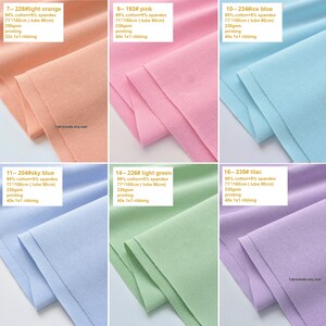 Puede incluir: Una colecci&oacute;n de muestras de tela en varios colores, incluyendo naranja claro, rosa, azul hielo, azul cielo, verde claro y lila. Cada muestra est&aacute; etiquetada con un n&uacute;mero y un nombre de color, e incluye detalles sobre la composici&oacute;n de la tela, el tama&ntilde;o y el peso.
