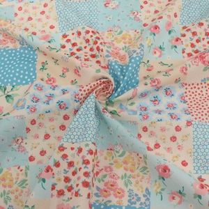 Tessuto di cotone a quadri con fiori di rose rosse e rosa in stile patchwork shabby chic - 1/2 iarda