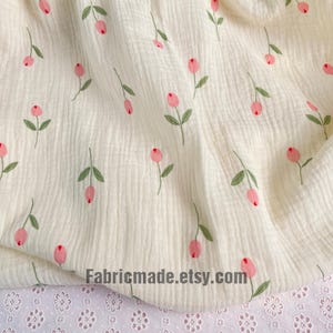 Tessuto per fasce in mussola di cotone a doppia garza con stampa floreale Little Pink Tulip, materiale per fasciatoio - 1/2 iarda
