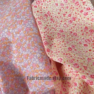 Vestito da bambina in cotone a bolle con fiori rosa e seersucker floreale - 1/2 iarda