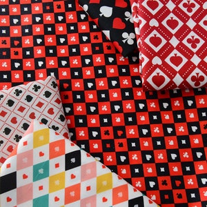 Tessuto di cotone nero e rosso Cuori da poker, fiori, quadri, picche Tessuto - 1/2 iarda