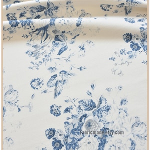 Puede incluir: Tela blanca con un patr&oacute;n floral azul. La tela presenta un patr&oacute;n repetitivo de flores y hojas azules sobre un fondo blanco. La tela es suave y ligera, lo que la hace ideal para una variedad de proyectos de costura.