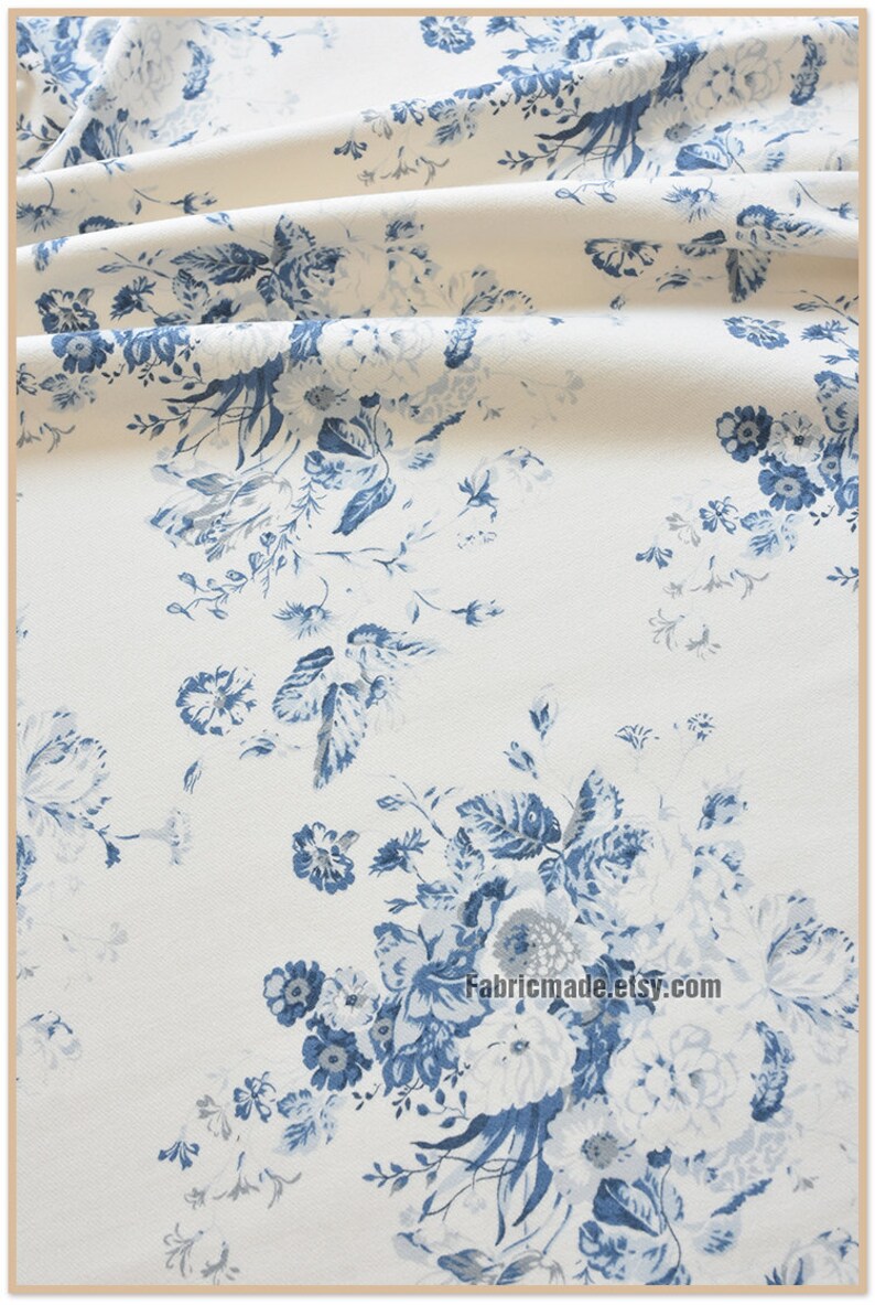 Puede incluir: Tela blanca con un patr&oacute;n floral azul. La tela presenta un patr&oacute;n repetitivo de flores y hojas azules sobre un fondo blanco. La tela es suave y ligera, lo que la hace ideal para una variedad de proyectos de costura.