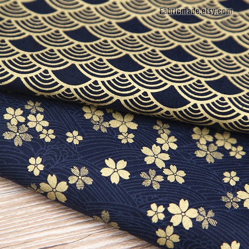 Dunkelblauer Baumwollstoff – Bronzefarbene Wellen und Kirschblüten im Vintage-Stil
