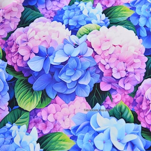 Tessuto di cotone con fiori di ortensia vivida, fiore di ortensia blu e viola - mezzo metro