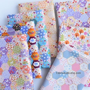 Könnte beinhalten: Sechs bunte Stoffbahnen mit verschiedenen verspielten Mustern, darunter Hexagone, Blumen, Bäume und Tiere. Der Stoff ist perfekt zum Quilten, Basteln und für andere Nähprojekte. Fabricmade.etsy.com