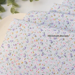 Mini fiore di tulipano viola rosa su tessuto di cotone azzurro - 1/2 iarda