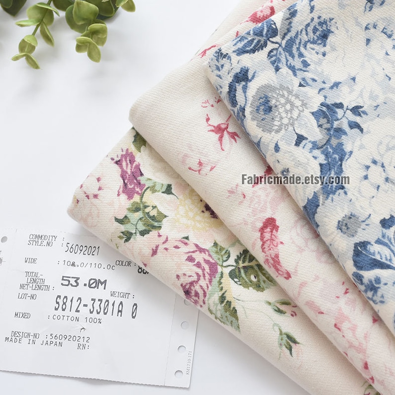 Puede incluir: Tres piezas de tela de algod&oacute;n blanco con estampados florales. La tela tiene 135 cm de ancho y es 100% algod&oacute;n. La tela est&aacute; hecha en Jap&oacute;n. La etiqueta dice "S812-3301A 0".