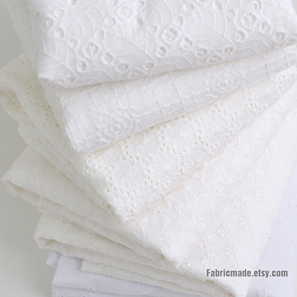 Tissu en coton blanc avec broderie de fleurs, broderie d'oeillets à fleurs, tissu de chemisier - 1/2 yard