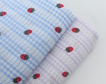 Tessuto in misto cotone jacquard con fragole rosse su sfondo blu lilla e righe bianche - 1/2 metro