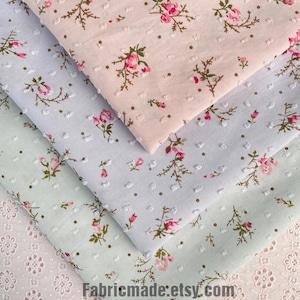 Tessuto di cotone floreale rosa minuscolo con pois jacquard su rosa, blu, verde, bianco e avorio - 1/2 iarda