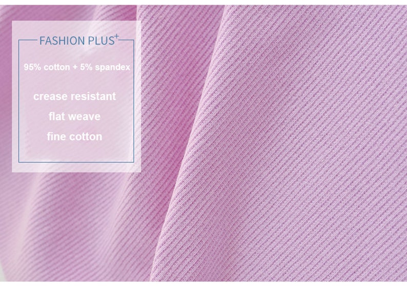 K&ouml;nnte beinhalten: Nahaufnahme eines helllila Stoffes mit feiner Webart. Der Stoff wird als knitterarm, flachgewebt und aus 95 % Baumwolle und 5 % Elasthan beschrieben. Der Text "FASHION PLUS+" ist oben links sichtbar.