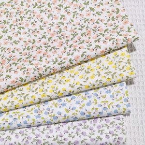Mini tessuto di cotone floreale pastello giallo rosa blu lilla per trapunte e indumento artigianale - 1/2 iarda