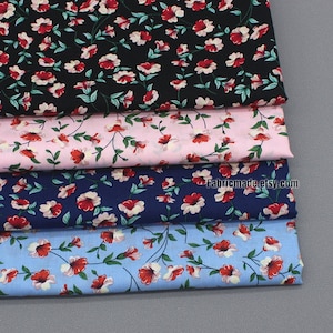 Tessuto di cotone floreale Shabby Chic con fiori su tutta la superficie - 1/2 iarda