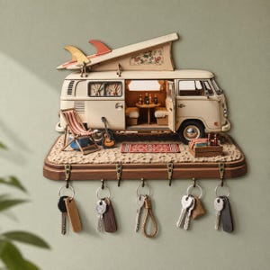 Può includere: Un portachiavi da parete con un modello di camper color crema, tetto a soffietto, due tavole da surf, porta laterale aperta, sedia da spiaggia in miniatura, chitarra e tappeto. La base ha una consistenza sabbiosa e sei ganci metallici.