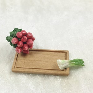Plato de aperitivos de madera de cerezo con ranura para zumos