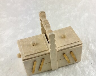 Scatola da cucito per miniatura di casa delle bambole in scala 1:12 in legno realizzata a mano - Italia