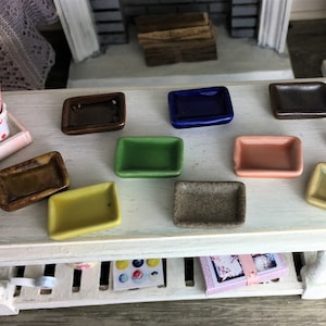 Plato de cerámica esmaltada para casa de muñecas.