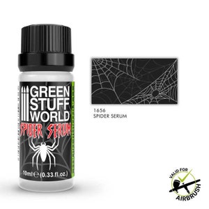 Puede incluir: Un frasco de 10ml de Spider Serum de Green Stuff World con tapa negra. La etiqueta presenta un gráfico de araña blanca, patrones de telaraña y el texto 'GREEN STUFF WORLD SPIDER SERUM'. Incluye un icono de compatibilidad con aerógrafo.
