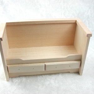 Könnte beinhalten: Ein hölzernes Puppenhaus-Sofa mit zwei Schubladen. Das Sofa ist unbehandelt und bereit zum Bemalen oder Beizen.