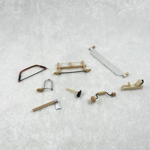 Werkzeug, Hobel, Laubsäge, Hammer, Baumsäge, Rahmensäge, Bügelsäge für die Puppenstube