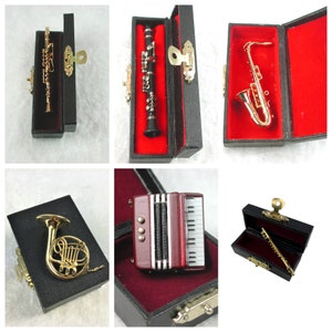 Musikinstrumente mit Koffer für die Puppenstube, Querflöte,  Klarinette, Saxophon,  Waldhorn, Akkordeon