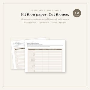 Może przedstawiać: 12-stronicowy planer krawiecki z kremowym tłem i ciemnobrązowym tekstem. Na okładce widnieje napis The Complete Sewing Planner, Fit it on paper. Cut it once. Widoczne są dwie strony wewnętrzne z tabelami do pomiarów ciała i zapisów dopasowania.