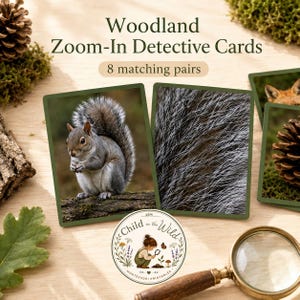 Może przedstawiać: Karty detektywistyczne Woodland Zoom-In zawierające 8 pasujących par. Karty przedstawiają szarą wiewiórkę na kłodzie oraz zbliżenie na zwierzęce futro. Okrągłe logo zawiera napis Child in the Wild Montessori Printables. Dołączona lupa.