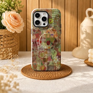 Puede incluir: Una funda para smartphone con un collage de varias ilustraciones que incluyen una rana, una mariquita, un caracol, fresas, manzanas, flores y un patrón de cuadros. La funda incluye un agarre circular desplegable y el texto "Love Bug".