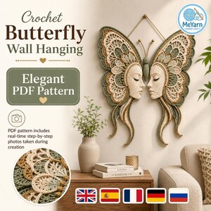 Könnte beinhalten: Ein gehäkelter Schmetterling als Wandbehang mit zwei Gesichtern im Profil und filigranen, spitzenartigen Flügeln in Salbeigrün, Creme und Beige. Das Design umfasst einen zentralen Körper, Fühler und eine Aufhängung. Text: Crochet Butterfly Wall Hanging Elegant PDF Pattern.