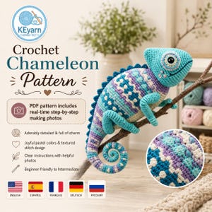 Könnte beinhalten: Ein gehäkeltes Chamäleon-Spielzeug mit strukturiertem Maschenmuster in den Pastellfarben Blau, Violett und Weiß. Das Chamäleon sitzt auf einem braunen Ast, hat einen geringelten Schwanz und ein großes Auge. Das Bild enthält den Text: "KEyarn", "Crochet Chameleon Pattern" und "PDF pattern includes real-time step-by-step making photos".