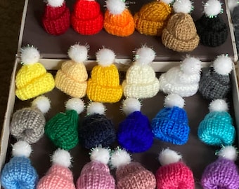 Mini Bobble Hat | Handcrafted Wool Cake Topper, Vibrant Colors - Dollhouse Decor, 3.5 X 4.5 Cm