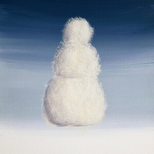Peut inclure: Un bonhomme de neige blanc peint sur un fond bleu et blanc. Le bonhomme de neige a trois boules de neige empilées les unes sur les autres, avec une tête ronde et un corps rond plus petit.