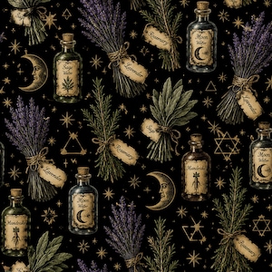 Könnte beinhalten: Ein schwarzes Stoffmuster mit Illustrationen von Glasflaschen mit den Aufschriften Moon Water, Sage Water und Mandrake sowie Bündeln aus Lavendel, Salbei und Rosmarin, die mit Bindfaden zusammengebunden sind. Das Design zeigt goldene Monde und Sterne.