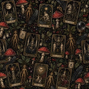 Puede incluir: Un patrón de tela oscuro con cartas de tarot etiquetadas como The Moon, The Star, The Death, The High Priestess, The Lovers, The Tower, The Sun y The Empress, intercaladas con setas de sombrero rojo, raíces de mandrágora, plumas y botellas.
