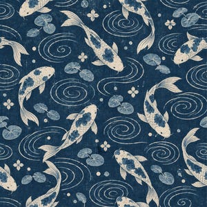 Peut inclure: Un motif de tissu bleu foncé représentant plusieurs poissons koï dans des tons crème et bleu profond. Le design comprend des ondulations d'eau tourbillonnantes, de petits nénuphars circulaires et des fleurs à quatre pétales.