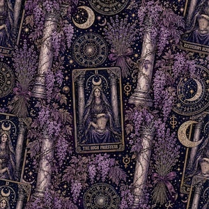 Könnte beinhalten: Ein dunkelviolettes Stoffmuster mit der Tarotkarte Die Hohepriesterin, mit Glyzinien behangenen Steinsäulen, Lavendelbündeln, goldenen Astrologiekarten und Mondsicheln. Die zentrale Karte zeigt den Text The High Priestess und Tora.