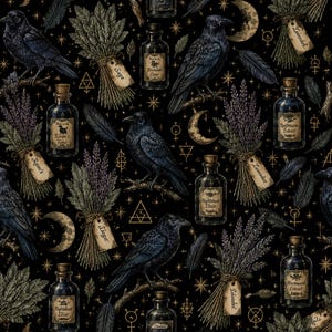 Könnte beinhalten: Ein schwarzes Stoffmuster mit Illustrationen von Raben auf Ästen, gebündelten getrockneten Kräutern mit Etiketten, Apothekerflaschen mit Vintage-Anhängern, Mondsicheln, Federn und kleinen goldenen Sternsymbolen.