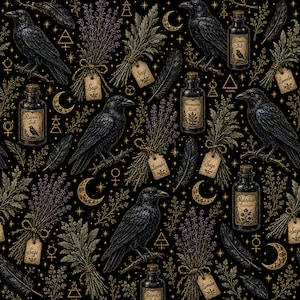 Può includere: Un motivo su tessuto nero con illustrazioni di corvi, mazzetti di lavanda e salvia con etichette, flaconi da speziale con le scritte Raven's Ink, Wormwood Elixir e Nightshade Tincture, piume nere, lune crescenti dorate e stelle.