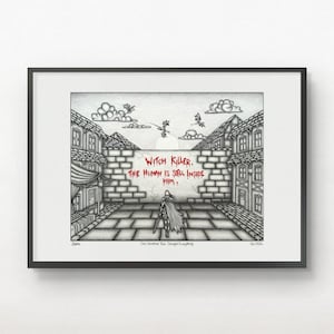 Könnte beinhalten: Eine gerahmte schwarz-weiße Tuschezeichnung, die eine umhangtragende Figur vor einer Steinmauer auf einem Stadtplatz zeigt. Der Text lautet: WITCH KILLER. THE HUMAN IS STILL INSIDE HIM. Über den Gebäuden sind fliegende Kreaturen am Himmel zu sehen.