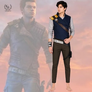 Könnte beinhalten: Ein Kostümset bestehend aus einer dunkelblauen ärmellosen Weste mit diagonalem Schulterriemen, einem hellgrauen Langarmshirt und einer dunkelolivfarbenen Hose. Das Outfit enthält einen schwarzen Gürtel mit Holster und eine schwarze Armstulpe.
