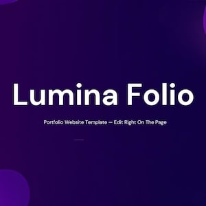 Könnte beinhalten: Eine digitale Grafik mit dem Text Lumina Folio in großen weißen Buchstaben und dem Untertitel Portfolio Website Template — Edit Right On The Page vor einem dunkelvioletten Hintergrund mit abstrakten, abgerundeten violetten Formen in den Ecken.