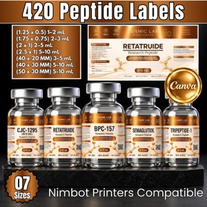 Può includere: Un set di cinque flaconi in vetro trasparente con tappi argentati, ognuno con un'etichetta beige e bianca con il testo Cosmic Lab Biosciences, Retatruide, CJC-1295, BPC-157, Semaglutide o Tripeptide-1, e sette dimensioni di etichette.