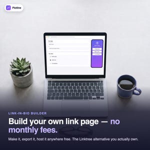 Könnte beinhalten: Ein Laptop zeigt eine Link-in-Bio-Builder-Oberfläche mit einer violetten mobilen Vorschau, platziert neben einer kleinen grünen Sukkulente in einem grauen Betontopf und einer blauen Keramiktasse mit dunkler Flüssigkeit auf einer grauen Fläche.