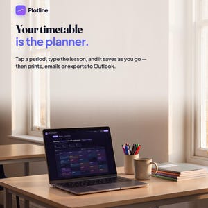 Op de afbeelding: Een laptop met een digitale kalenderinterface staat op een lichthouten bureau naast een keramische mok, een pennenhouder met diverse pennen en een stapel notitieboekjes. Op de muur staat de tekst: Plotline Your timetable is the planner. Tap a period, type the lesson, and it saves as you go — then prints, emails or exports to Outlook.