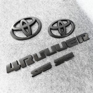 Juego de emblemas Toyota 4Runner SR5, insignias con superposición en negro mate.