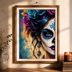 Puede incluir: Una impresión artística enmarcada que muestra el retrato de una persona con maquillaje de calavera, adornada con rosas azules y moradas vibrantes en el cabello. La obra presenta patrones florales intrincados, un pendiente de gema y un fondo colorido.