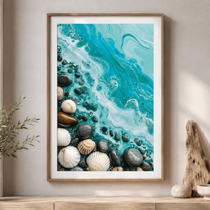 Könnte beinhalten: Ein rechteckiger gerahmter Wandkunstdruck mit einem abstrakten Acryl-Fließbild von türkisfarbenen und blaugrünen Meereswellen, die an ein Ufer branden. Die Komposition enthält weiße Muscheln und glatte, dunkelgraue Flusskieselsteine.